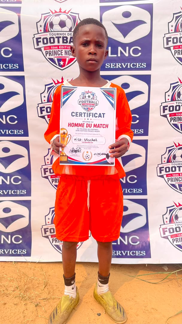 Joueur U13 d’Ouragan FC avec son trophée et son certificat d’homme du match