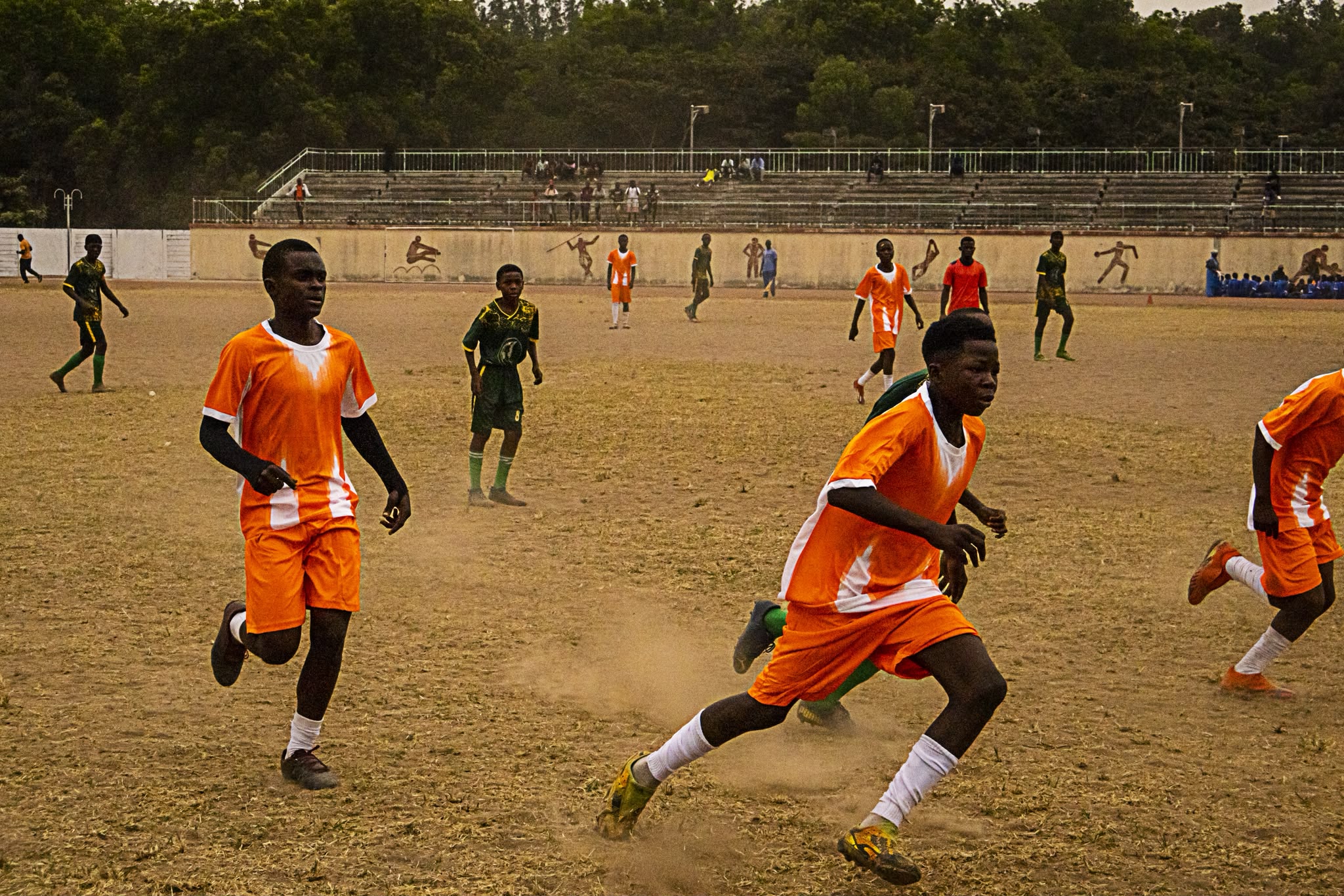 Joueurs U14 d’Ouragan FC en tenue orange et blanche pendant un match